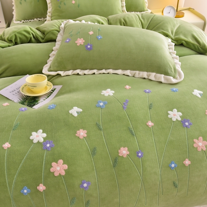 91家纺网 家纺一手货源 找家纺 畅畅家纺 2025新款A类亲肤舒适高克重牛奶绒绣花系列冬季四件套-繁花似锦 繁花似锦-草绿