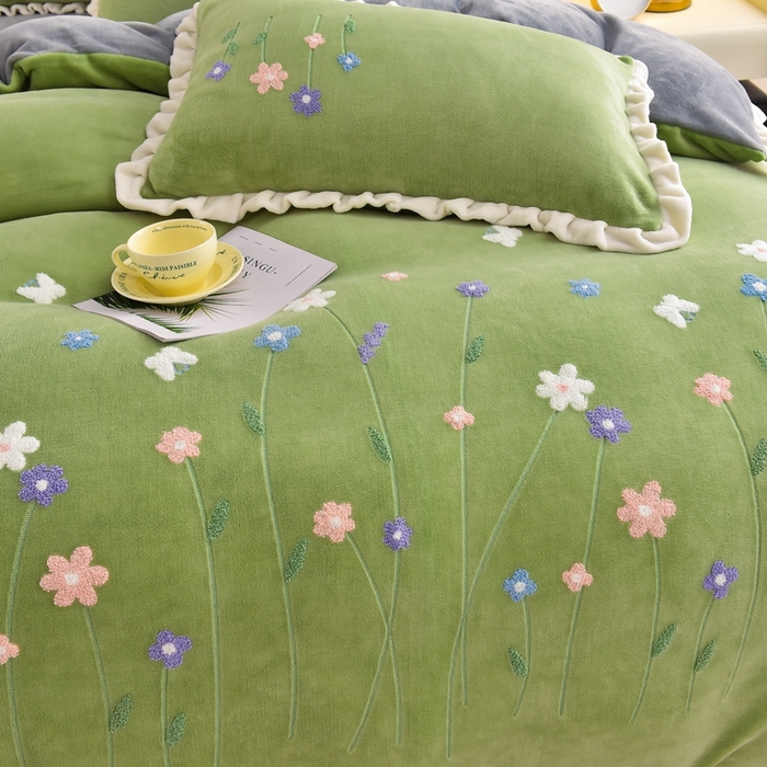 91家纺网 家纺一手货源 找家纺 畅畅家纺 2025新款A类亲肤舒适高克重牛奶绒绣花系列冬季四件套-繁花似锦 繁花似锦-草绿+灰