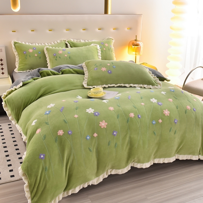 91家纺网 家纺一手货源 找家纺 畅畅家纺 2025新款A类亲肤舒适高克重牛奶绒绣花系列冬季四件套-繁花似锦 繁花似锦-草绿+灰