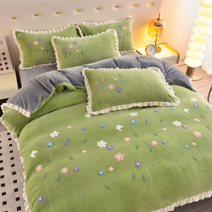 91家纺网 家纺一手货源 找家纺 畅畅家纺 2025新款A类亲肤舒适高克重牛奶绒绣花系列冬季四件套-繁花似锦 繁花似锦-草绿+灰