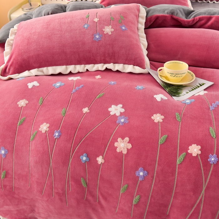 91家纺网 家纺一手货源 找家纺 畅畅家纺 2025新款A类亲肤舒适高克重牛奶绒绣花系列冬季四件套-繁花似锦 繁花似锦-豆沙+灰