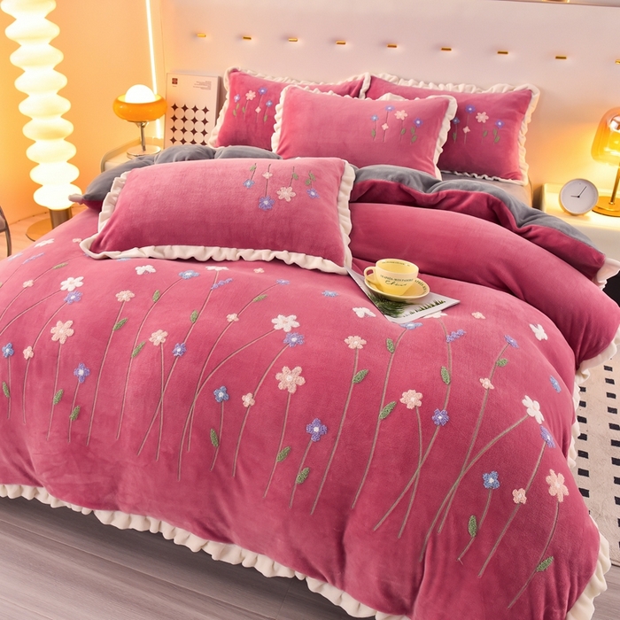 91家纺网 家纺一手货源 找家纺 畅畅家纺 2025新款A类亲肤舒适高克重牛奶绒绣花系列冬季四件套-繁花似锦 繁花似锦-豆沙+灰