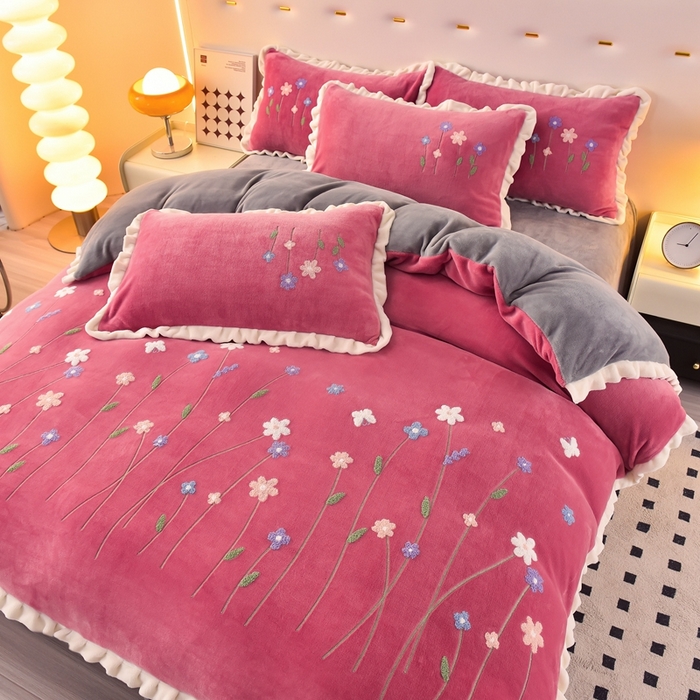 91家纺网 家纺一手货源 找家纺 畅畅家纺 2025新款A类亲肤舒适高克重牛奶绒绣花系列冬季四件套-繁花似锦 繁花似锦-豆沙+灰