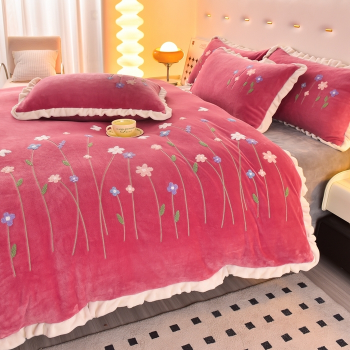 91家纺网 家纺一手货源 找家纺 畅畅家纺 2025新款A类亲肤舒适高克重牛奶绒绣花系列冬季四件套-繁花似锦 繁花似锦-豆沙+灰