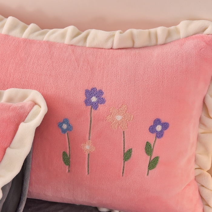 91家纺网 家纺一手货源 找家纺 畅畅家纺 2025新款A类亲肤舒适高克重牛奶绒绣花系列冬季四件套-繁花似锦 繁花似锦-粉+灰