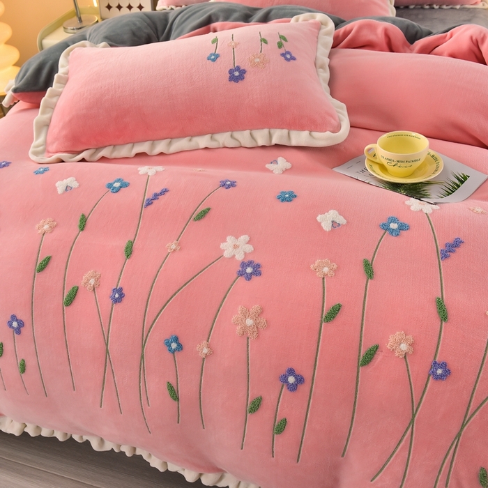 91家纺网 家纺一手货源 找家纺 畅畅家纺 2025新款A类亲肤舒适高克重牛奶绒绣花系列冬季四件套-繁花似锦 繁花似锦-粉+灰