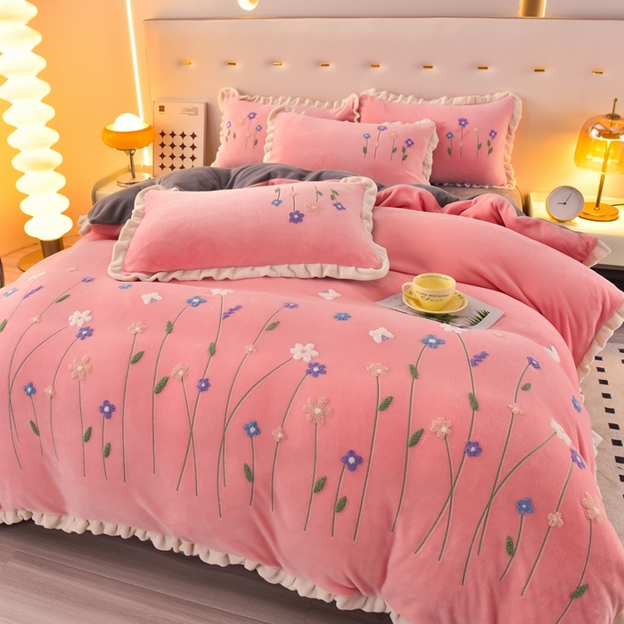 91家纺网 家纺一手货源 找家纺 畅畅家纺 2025新款A类亲肤舒适高克重牛奶绒绣花系列冬季四件套-繁花似锦 繁花似锦-粉+灰