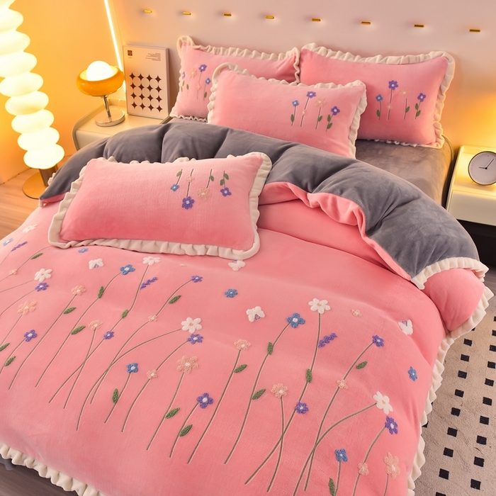 91家纺网 家纺一手货源 找家纺 畅畅家纺 2025新款A类亲肤舒适高克重牛奶绒绣花系列冬季四件套-繁花似锦 繁花似锦-粉+灰