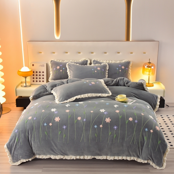 畅畅家纺 2025新款A类亲肤舒适高克重牛奶绒绣花系列冬季四件套-繁花似锦 繁花似锦-高级灰