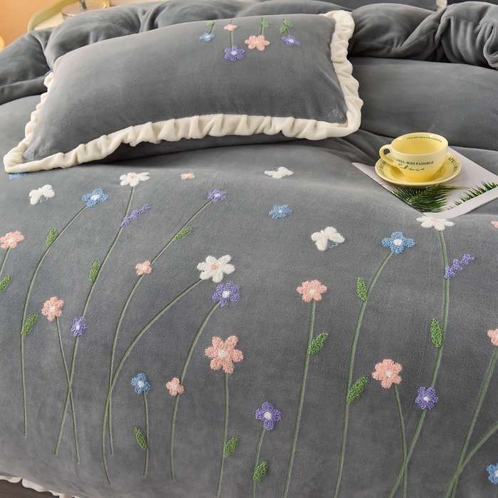 91家纺网 家纺一手货源 找家纺 畅畅家纺 2025新款A类亲肤舒适高克重牛奶绒绣花系列冬季四件套-繁花似锦 繁花似锦-高级灰