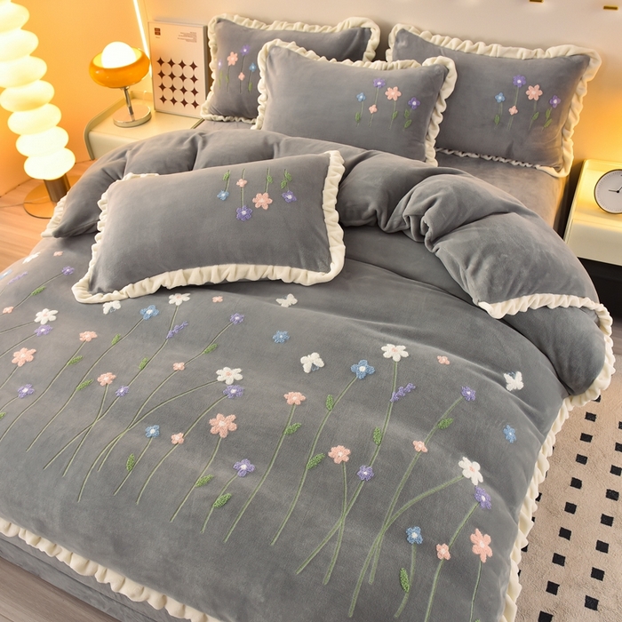 91家纺网 家纺一手货源 找家纺 畅畅家纺 2025新款A类亲肤舒适高克重牛奶绒绣花系列冬季四件套-繁花似锦 繁花似锦-高级灰