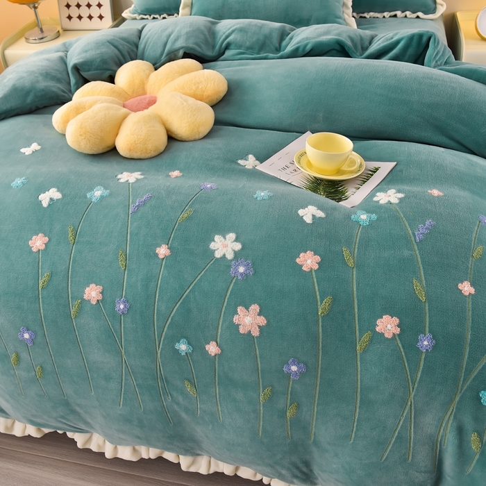 91家纺网 家纺一手货源 找家纺 畅畅家纺 2025新款A类亲肤舒适高克重牛奶绒绣花系列冬季四件套-繁花似锦 繁花似锦-湖蓝