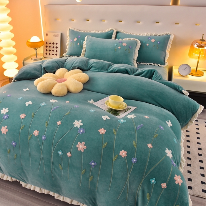 91家纺网 家纺一手货源 找家纺 畅畅家纺 2025新款A类亲肤舒适高克重牛奶绒绣花系列冬季四件套-繁花似锦 繁花似锦-湖蓝