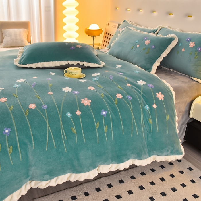 91家纺网 家纺一手货源 找家纺 畅畅家纺 2025新款A类亲肤舒适高克重牛奶绒绣花系列冬季四件套-繁花似锦 繁花似锦-湖蓝+灰