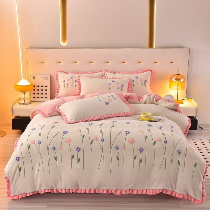 畅畅家纺 2025新款A类亲肤舒适高克重牛奶绒绣花系列冬季四件套-繁花似锦 繁花似锦-奶白+粉