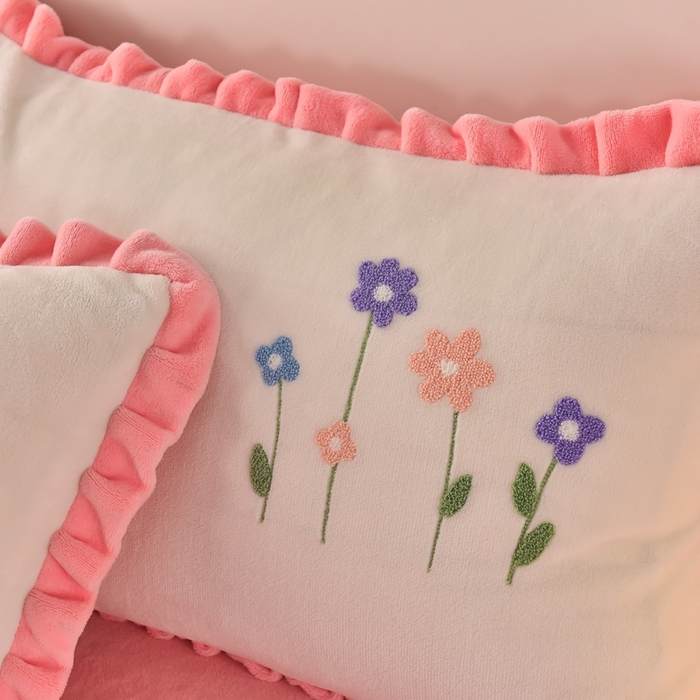 91家纺网 家纺一手货源 找家纺 畅畅家纺 2025新款A类亲肤舒适高克重牛奶绒绣花系列冬季四件套-繁花似锦 繁花似锦-奶白+粉