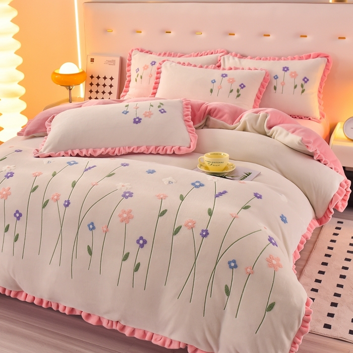 91家纺网 家纺一手货源 找家纺 畅畅家纺 2025新款A类亲肤舒适高克重牛奶绒绣花系列冬季四件套-繁花似锦 繁花似锦-奶白+粉