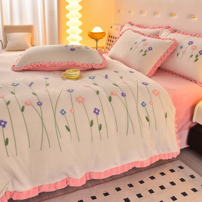 91家纺网 家纺一手货源 找家纺 畅畅家纺 2025新款A类亲肤舒适高克重牛奶绒绣花系列冬季四件套-繁花似锦 繁花似锦-奶白+粉