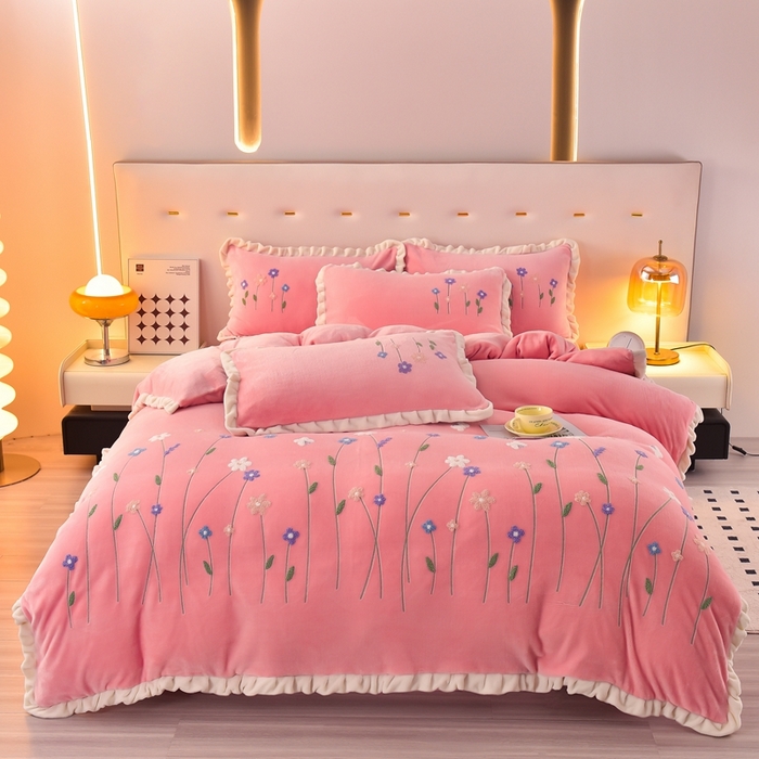 畅畅家纺 2025新款A类亲肤舒适高克重牛奶绒绣花系列冬季四件套-繁花似锦 繁花似锦-樱桃粉