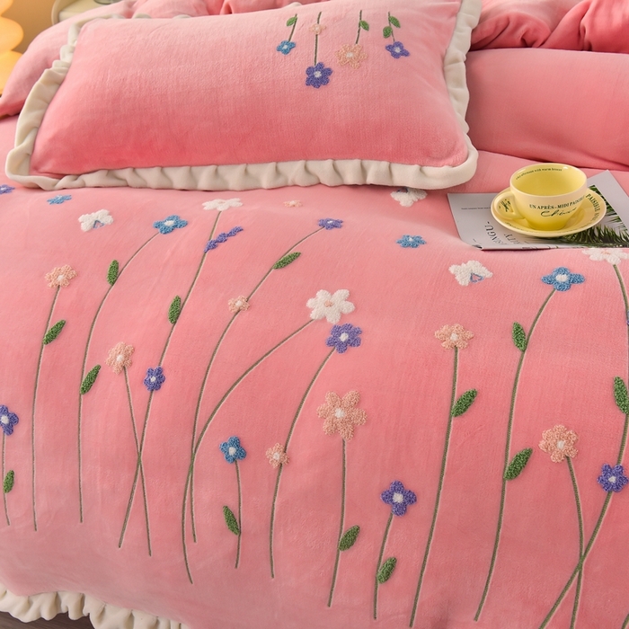 91家纺网 家纺一手货源 找家纺 畅畅家纺 2025新款A类亲肤舒适高克重牛奶绒绣花系列冬季四件套-繁花似锦 繁花似锦-樱桃粉