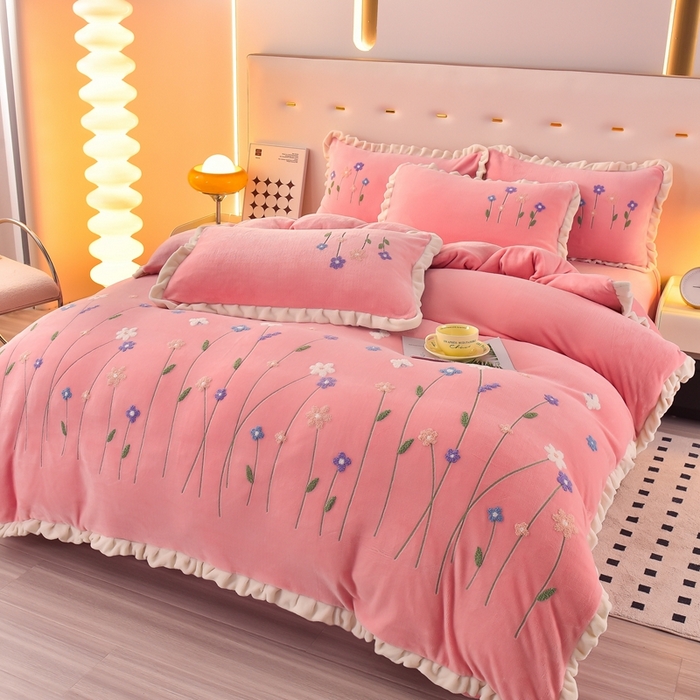 91家纺网 家纺一手货源 找家纺 畅畅家纺 2025新款A类亲肤舒适高克重牛奶绒绣花系列冬季四件套-繁花似锦 繁花似锦-樱桃粉