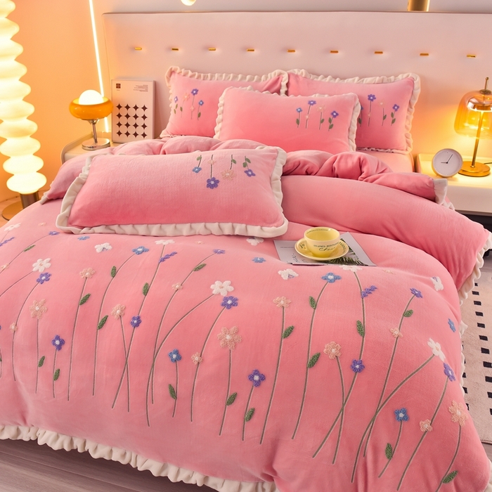 91家纺网 家纺一手货源 找家纺 畅畅家纺 2025新款A类亲肤舒适高克重牛奶绒绣花系列冬季四件套-繁花似锦 繁花似锦-樱桃粉