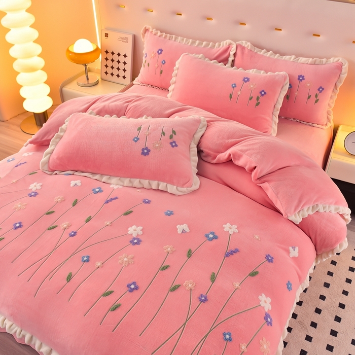 91家纺网 家纺一手货源 找家纺 畅畅家纺 2025新款A类亲肤舒适高克重牛奶绒绣花系列冬季四件套-繁花似锦 繁花似锦-樱桃粉