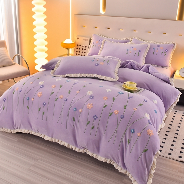 91家纺网 家纺一手货源 找家纺 畅畅家纺 2025新款A类亲肤舒适高克重牛奶绒绣花系列冬季四件套-繁花似锦 繁花似锦-紫