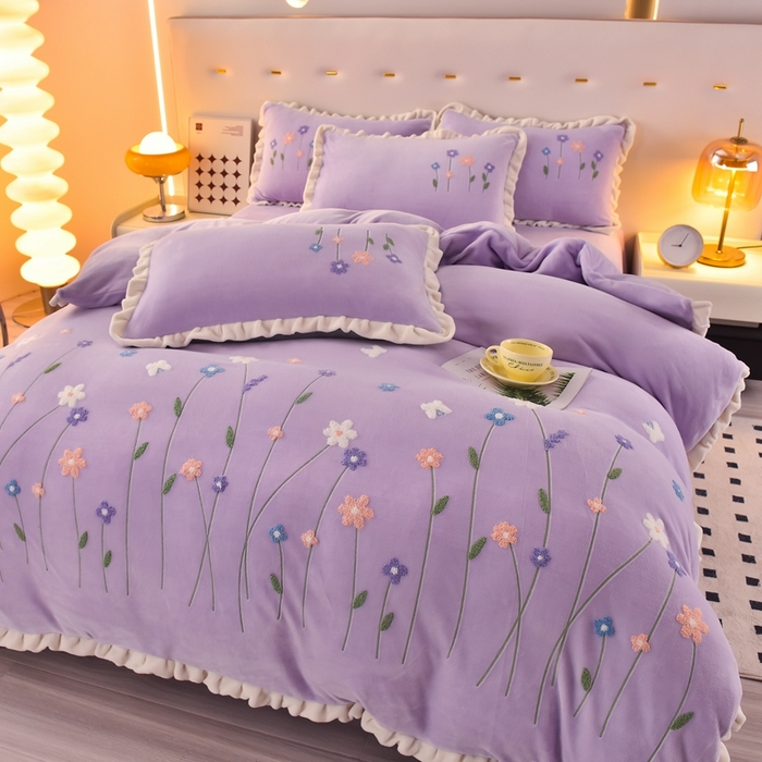 91家纺网 家纺一手货源 找家纺 畅畅家纺 2025新款A类亲肤舒适高克重牛奶绒绣花系列冬季四件套-繁花似锦 繁花似锦-紫