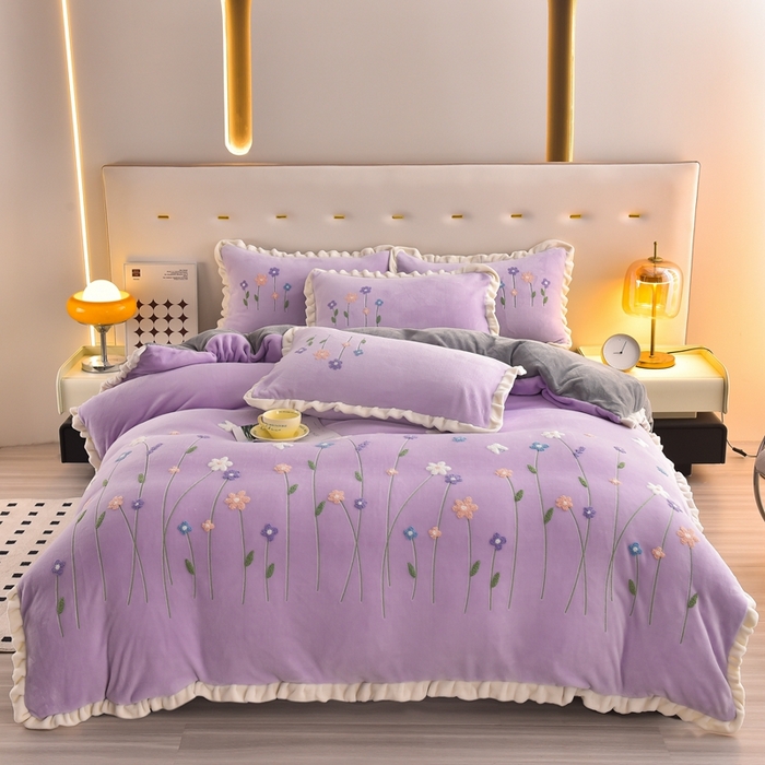 畅畅家纺 2025新款A类亲肤舒适高克重牛奶绒绣花系列冬季四件套-繁花似锦 繁花似锦-紫+灰