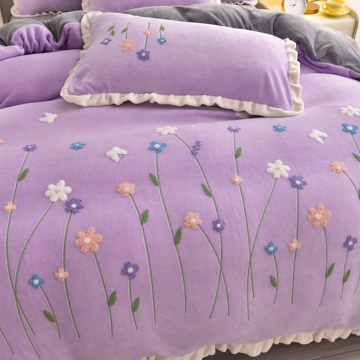 91家纺网 家纺一手货源 找家纺 畅畅家纺 2025新款A类亲肤舒适高克重牛奶绒绣花系列冬季四件套-繁花似锦 繁花似锦-紫+灰