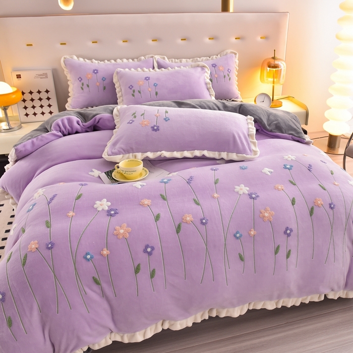 91家纺网 家纺一手货源 找家纺 畅畅家纺 2025新款A类亲肤舒适高克重牛奶绒绣花系列冬季四件套-繁花似锦 繁花似锦-紫+灰