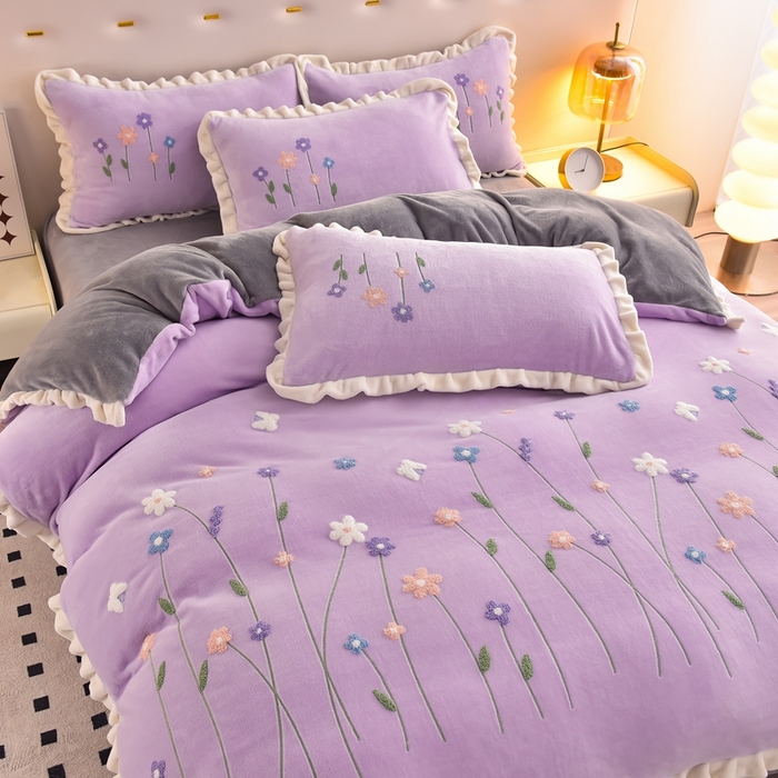 91家纺网 家纺一手货源 找家纺 畅畅家纺 2025新款A类亲肤舒适高克重牛奶绒绣花系列冬季四件套-繁花似锦 繁花似锦-紫+灰