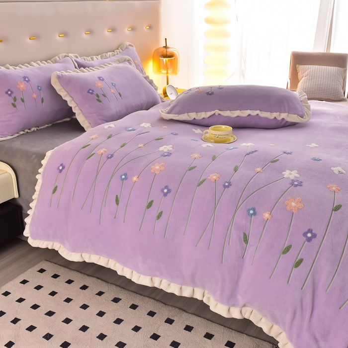 91家纺网 家纺一手货源 找家纺 畅畅家纺 2025新款A类亲肤舒适高克重牛奶绒绣花系列冬季四件套-繁花似锦 繁花似锦-紫+灰