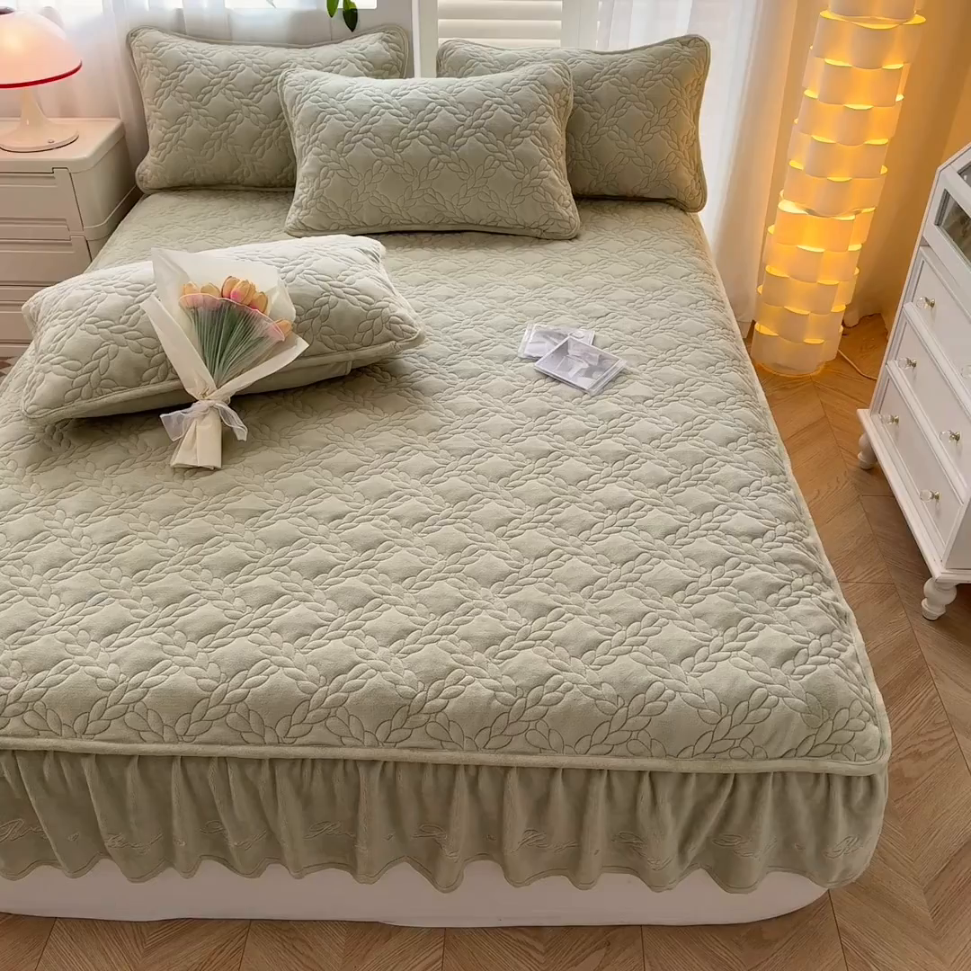 91家纺网 家纺一手货源 找家纺 （总）布柔 2025新款加厚刺绣花边夹棉牛奶绒床裙款床笠