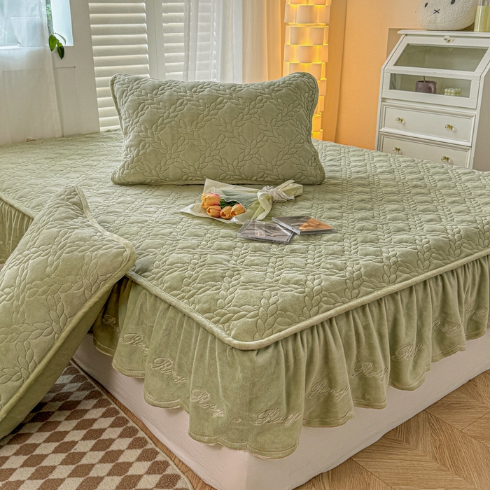 91家纺网 家纺一手货源 找家纺 （总）布柔 2025新款加厚刺绣花边夹棉牛奶绒床裙款床笠