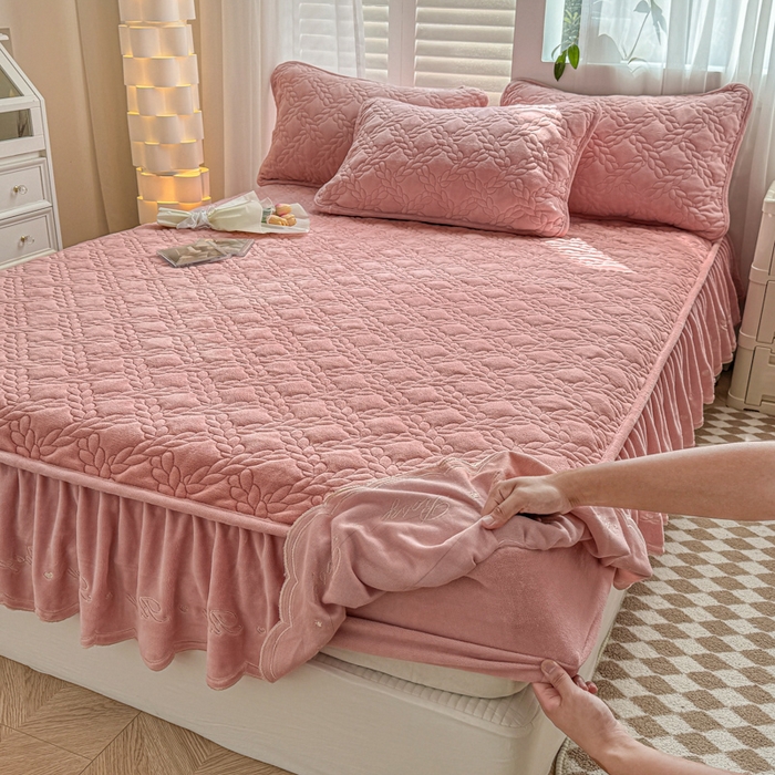 91家纺网 家纺一手货源 找家纺 （总）布柔 2025新款加厚刺绣花边夹棉牛奶绒床裙款床笠