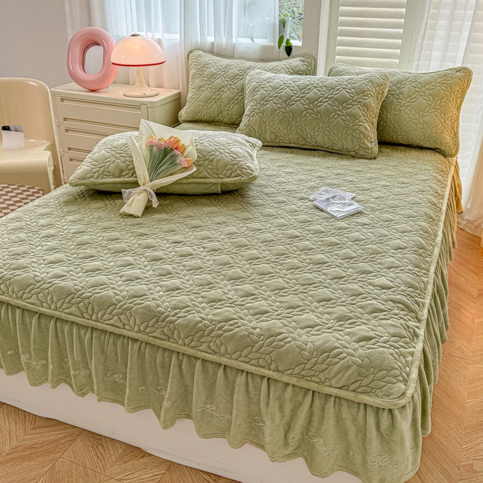 91家纺网 家纺一手货源 找家纺 布柔 2025新款加厚刺绣花边夹棉牛奶绒床裙款床笠 麦穗绿