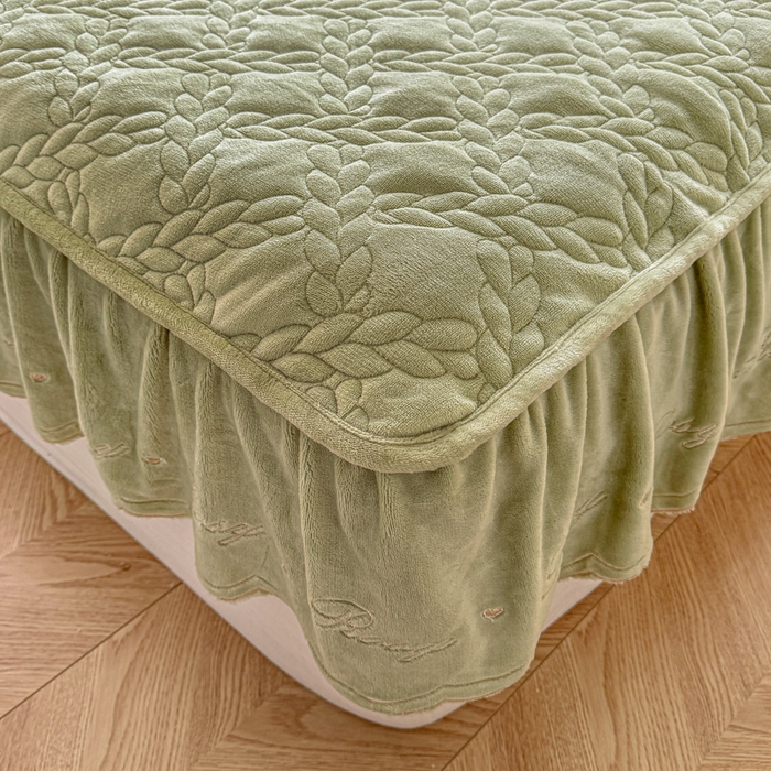 91家纺网 家纺一手货源 找家纺 布柔 2025新款加厚刺绣花边夹棉牛奶绒床裙款床笠 麦穗绿