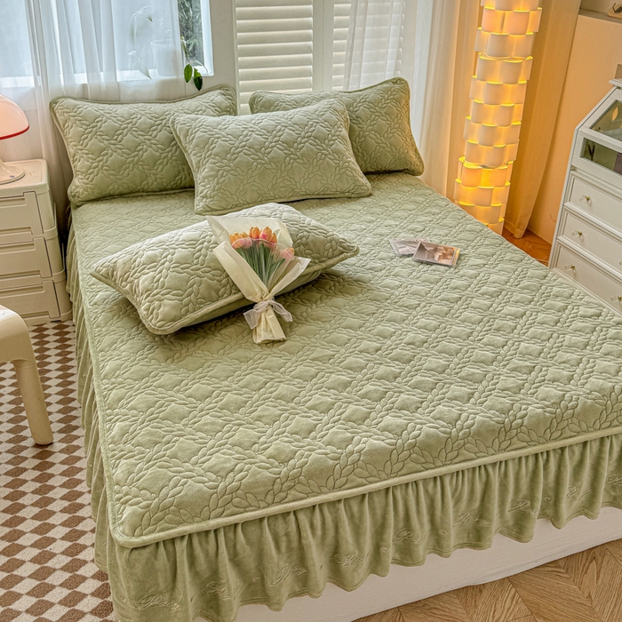 91家纺网 家纺一手货源 找家纺 布柔 2025新款加厚刺绣花边夹棉牛奶绒床裙款床笠 麦穗绿