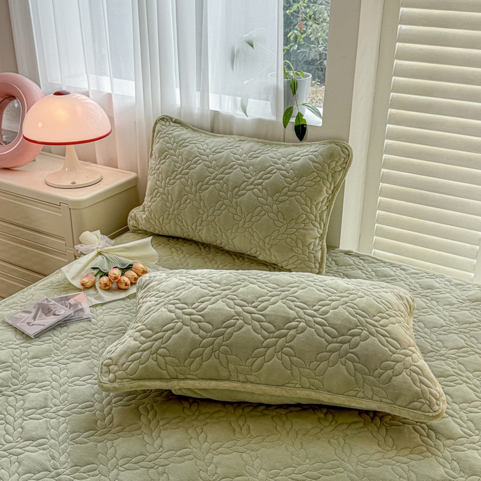 91家纺网 家纺一手货源 找家纺 布柔 2025新款加厚刺绣花边夹棉牛奶绒床裙款床笠 麦穗绿