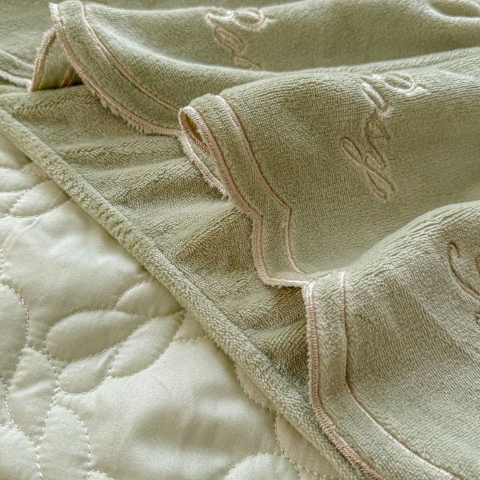 91家纺网 家纺一手货源 找家纺 布柔 2025新款加厚刺绣花边夹棉牛奶绒床裙款床笠 麦穗绿