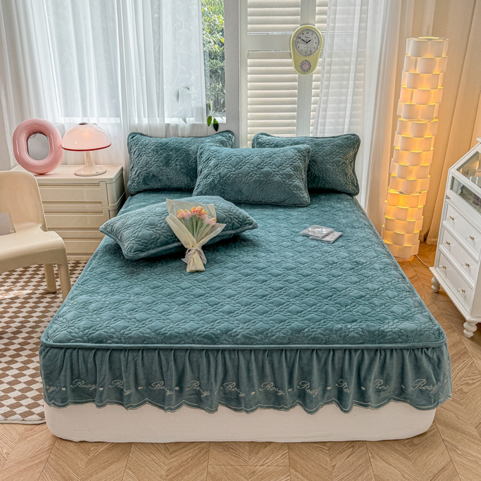 91家纺网 家纺一手货源 找家纺 布柔 2025新款加厚刺绣花边夹棉牛奶绒床裙款床笠 麦穗湖蓝