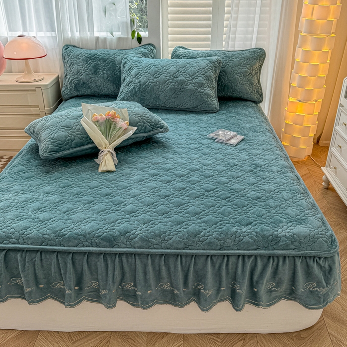 91家纺网 家纺一手货源 找家纺 布柔 2025新款加厚刺绣花边夹棉牛奶绒床裙款床笠 麦穗湖蓝