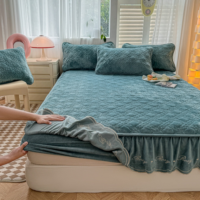 91家纺网 家纺一手货源 找家纺 布柔 2025新款加厚刺绣花边夹棉牛奶绒床裙款床笠 麦穗湖蓝