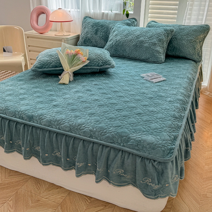 91家纺网 家纺一手货源 找家纺 布柔 2025新款加厚刺绣花边夹棉牛奶绒床裙款床笠 麦穗湖蓝