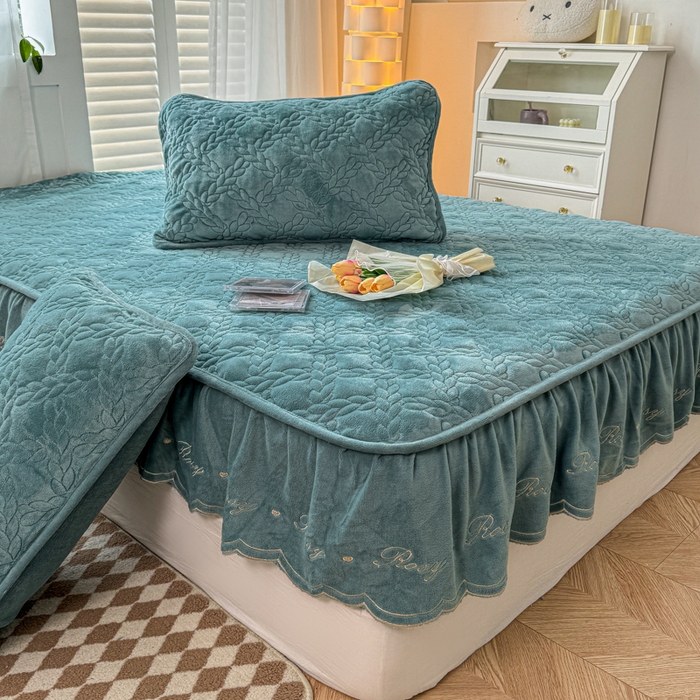 91家纺网 家纺一手货源 找家纺 布柔 2025新款加厚刺绣花边夹棉牛奶绒床裙款床笠 麦穗湖蓝