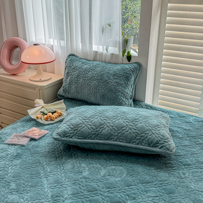 91家纺网 家纺一手货源 找家纺 布柔 2025新款加厚刺绣花边夹棉牛奶绒床裙款床笠 麦穗湖蓝