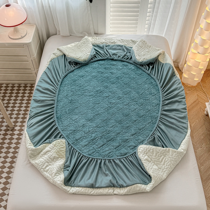 91家纺网 家纺一手货源 找家纺 布柔 2025新款加厚刺绣花边夹棉牛奶绒床裙款床笠 麦穗湖蓝