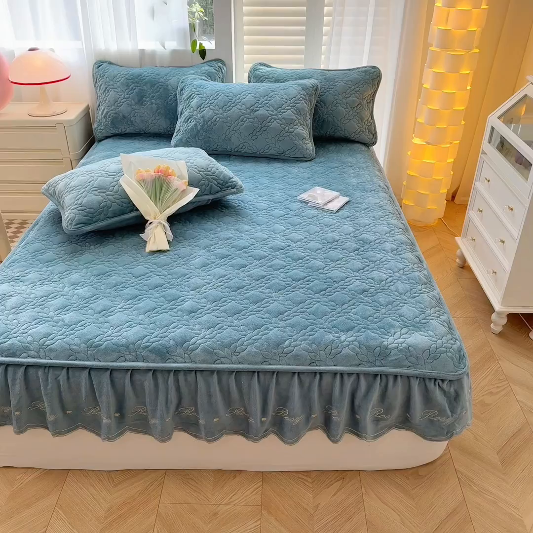91家纺网 家纺一手货源 找家纺 布柔 2025新款加厚刺绣花边夹棉牛奶绒床裙款床笠 麦穗湖蓝